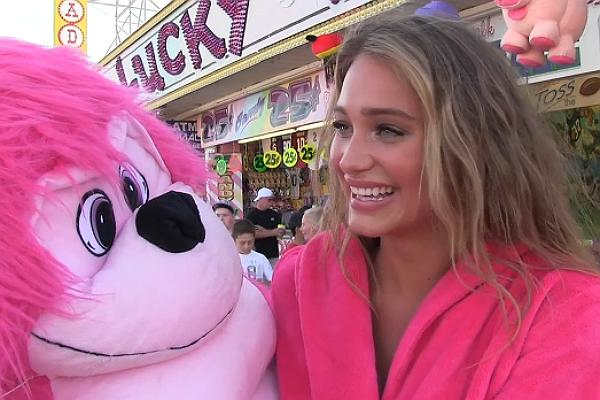 Hannah Davis and her summer fling stroll the Boardwalk